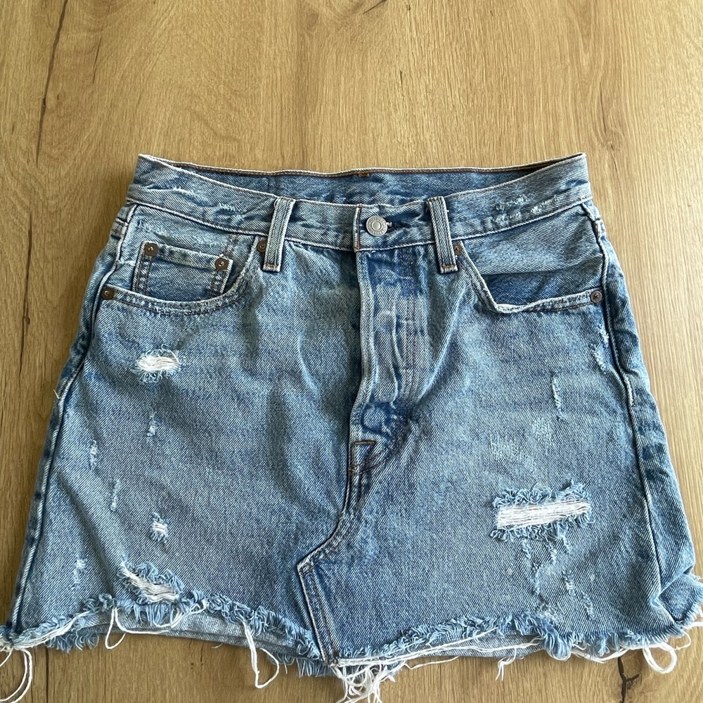 LEVIS SHORT DENIM SKIRT SIZE 26